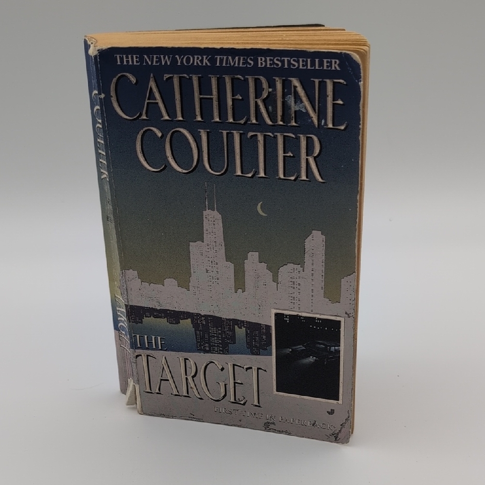 💵2/$10Bundle and Save💵Catherine Coulter 'The Target' Hardcover Book
